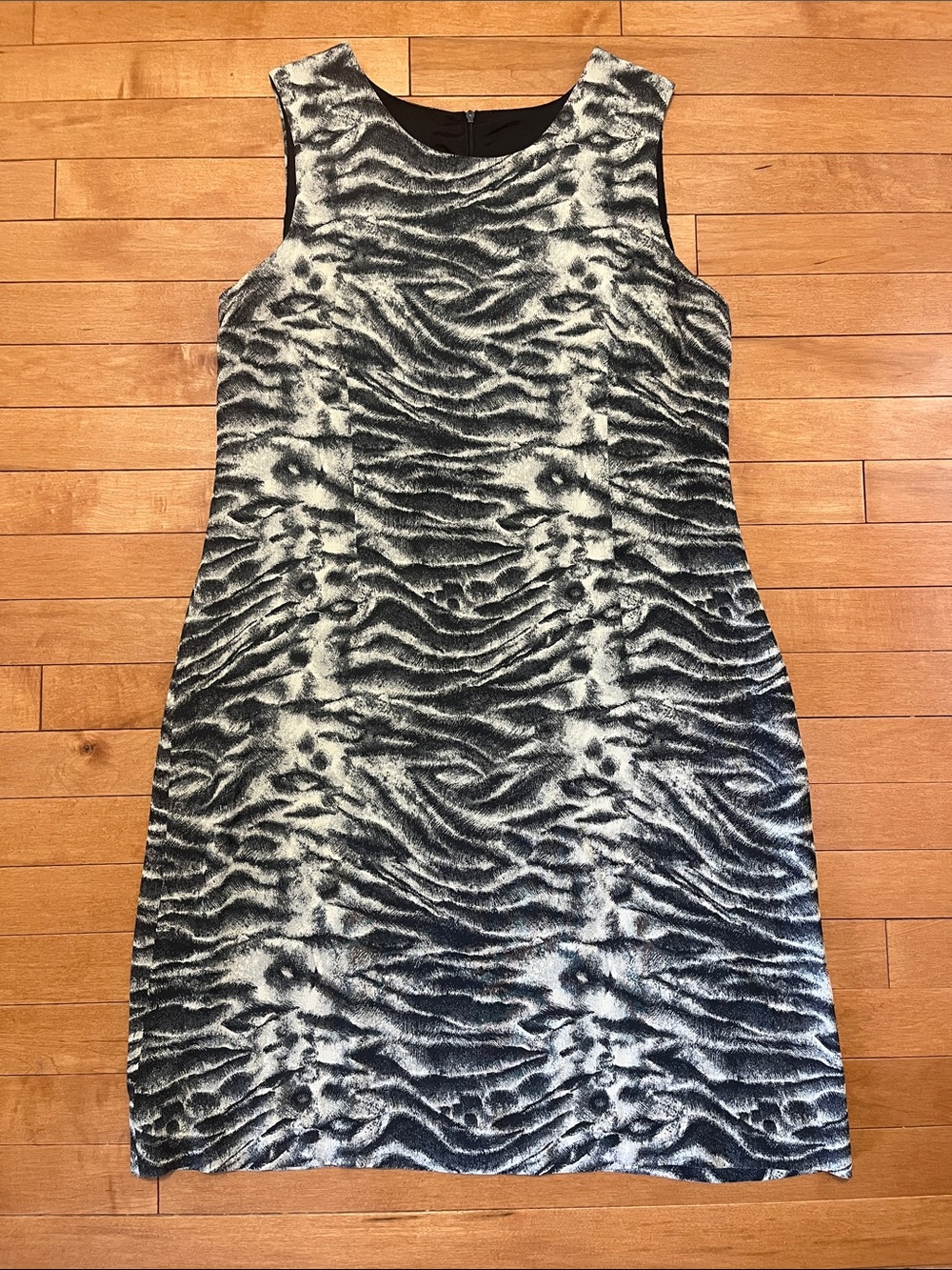 Sleeveless Louben Black and White Patterned Sheath Dress - medium